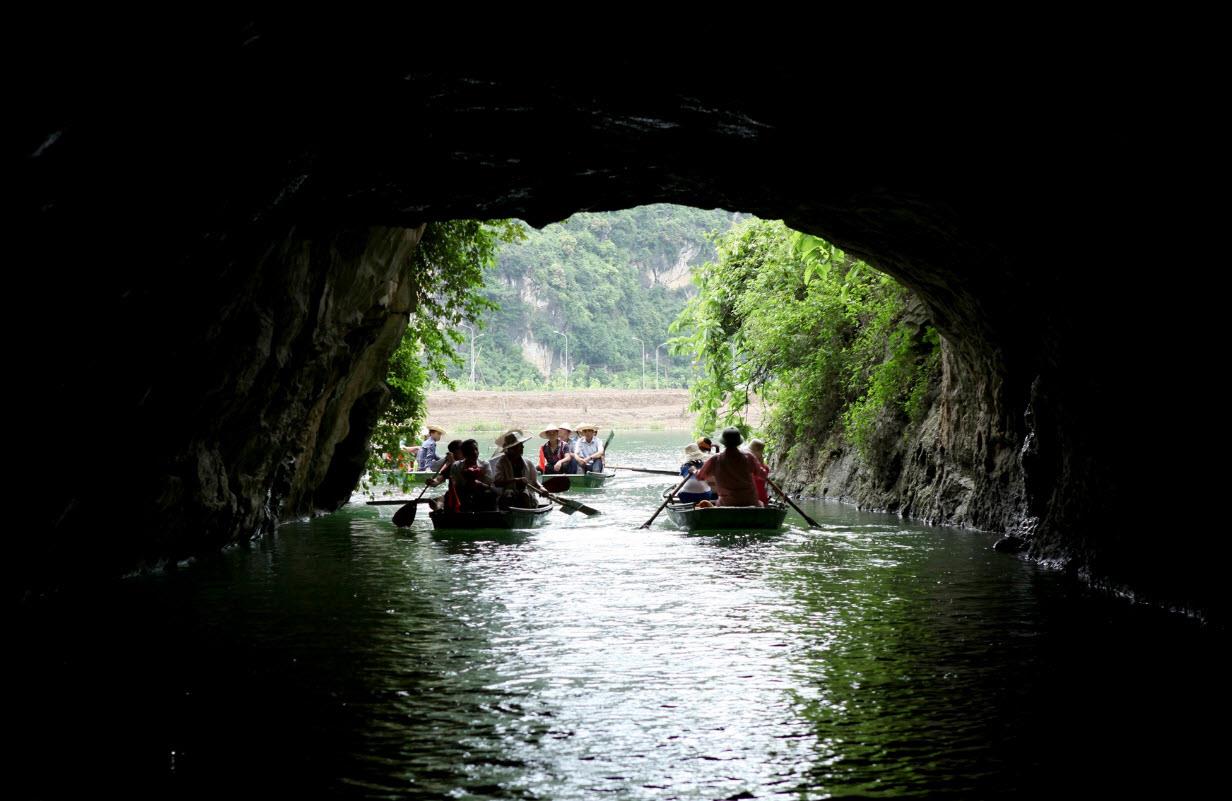 Tràng An: Tràng An được biết đến như một kỳ quan thế giới với hệ thống hang động, thung lũng, núi non, rừng xanh mát. Du khách sẽ được trải nghiệm những chuyến thuyền độc đáo thông qua những con kênh nơi đây.