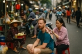 Khách Tây Trải Nghiệm Giác Hơi Trên Vỉa Hè TP HCM