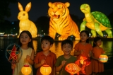 Khám Phá Trung Thu: Rước Đèn Quanh Hồ Gươm và Những Lồng Đèn Linh Vật Khổng Lồ Tại Nha Trang
