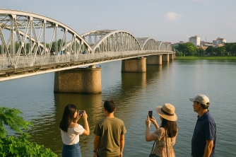 Khám Phá Vẻ Đẹp và Lịch Sử Cầu Trường Tiền Màu Nhũ Bạc Khám Phá Vẻ Đẹp và Lịch Sử Cầu Trường Tiền Màu Nhũ Bạc