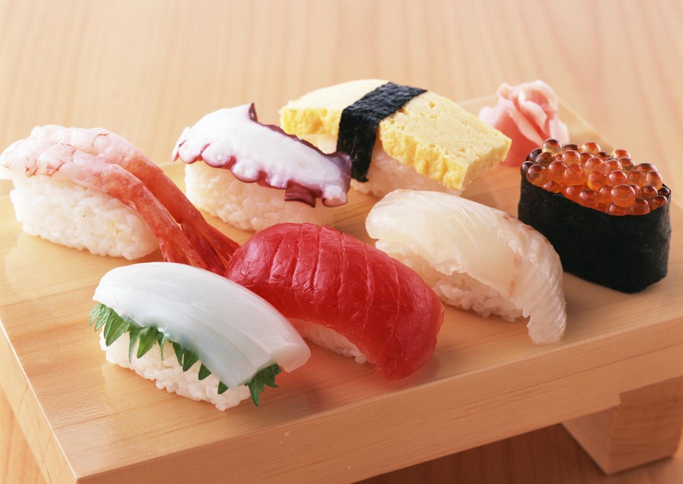 Nigiri sushi (một lát cá sống bọc phần trên nắm cơm nhỏ)