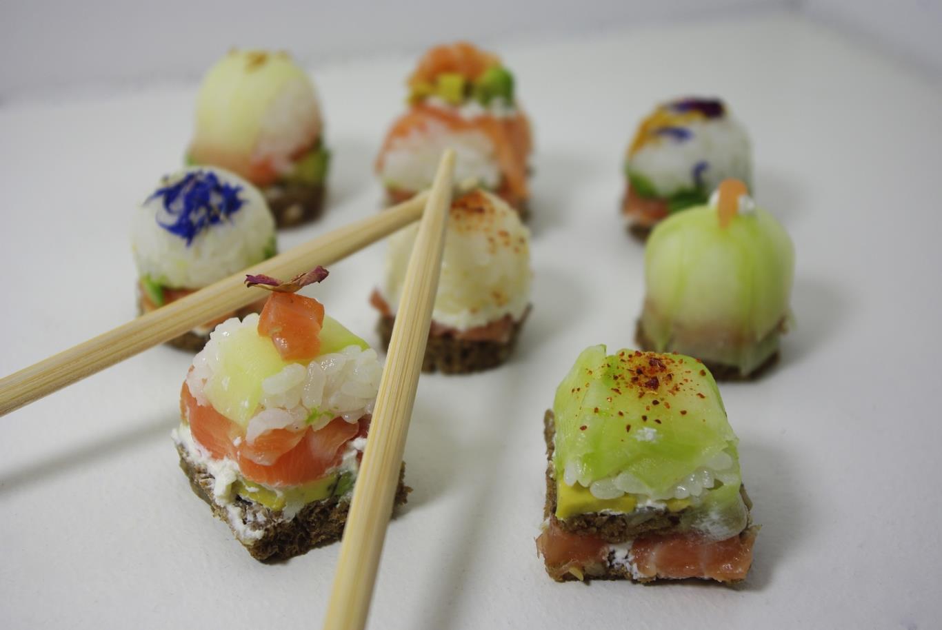 Oshi sushi (cơm, cá được xếp và cắt thành hình vuông vức)