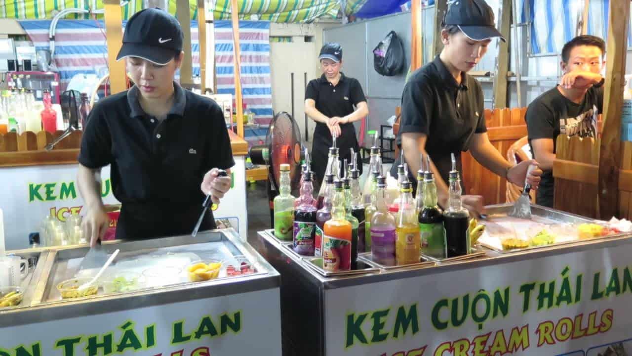 3. Nên ăn kem cuộn Thái Lan khi đến chợ đêm Phú Quốc