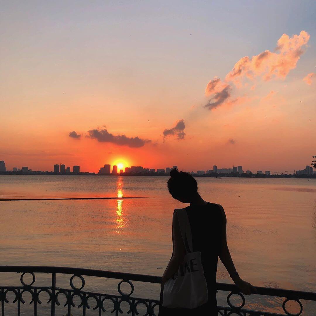 Ngắm hoàng hôn ở Hà Nội cùng tận hưởng giây phút rực rỡ của mặt trời lặn và cảnh sắc lung linh màu đỏ tại khu vực Hồ Tây. Cảnh tượng đó chỉ xuất hiện trong vài phút cuối của ngày, hãy nhanh chóng đến đó để thưởng thức ngay nhé!