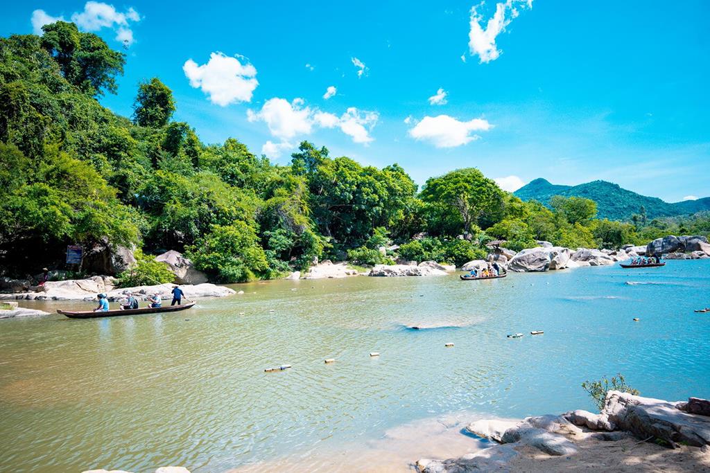 Khu du lịch Hầm Hô - Hào hùng trang sử Việt Nam