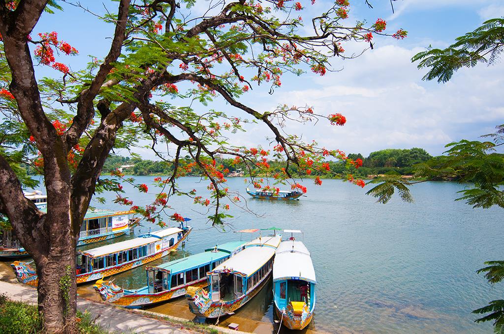 Sông Hương êm ả, lững lờ lướt qua các địa điểm du lịch nổi tiếng của Huế