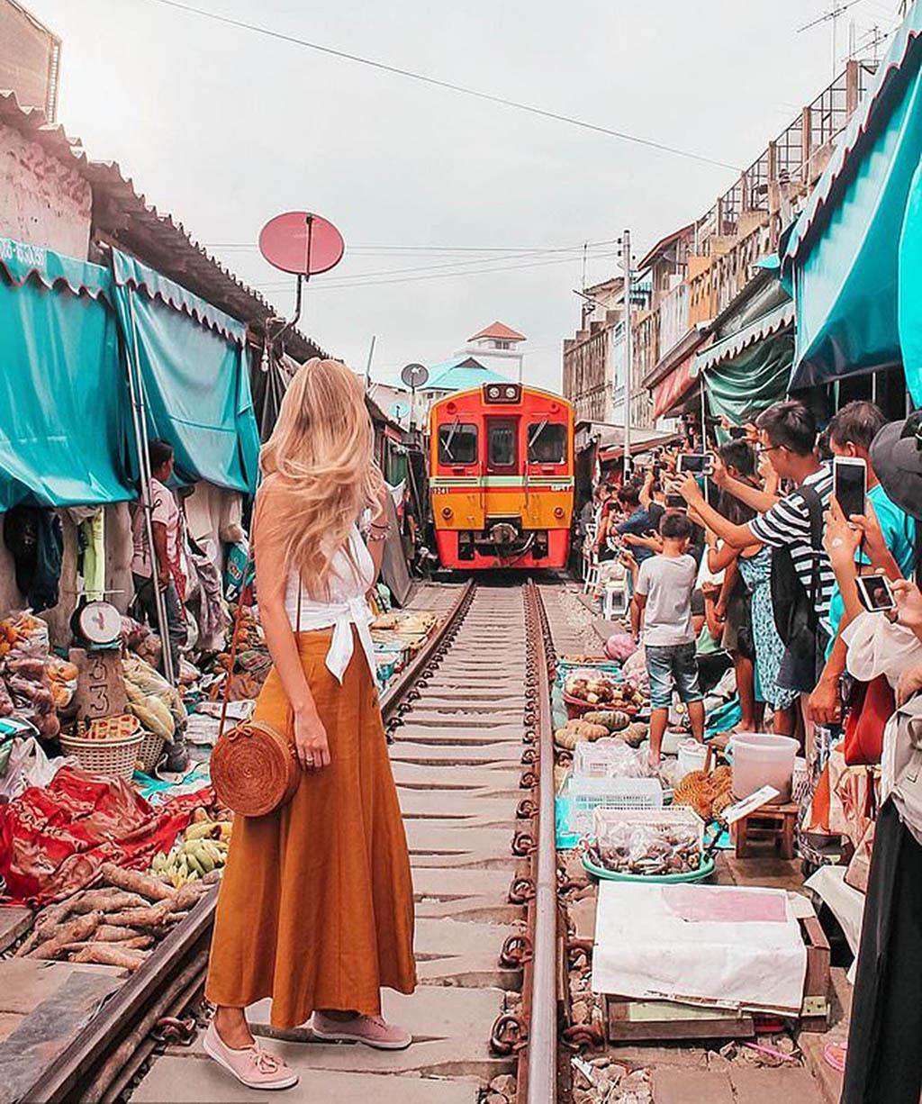 Chợ đường ray Maeklong – Địa điểm sống ảo mạo hiểm ở Bangkok