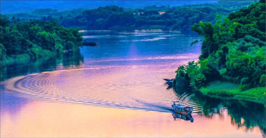 Ngắm hoàng hôn trên dòng sông Hương