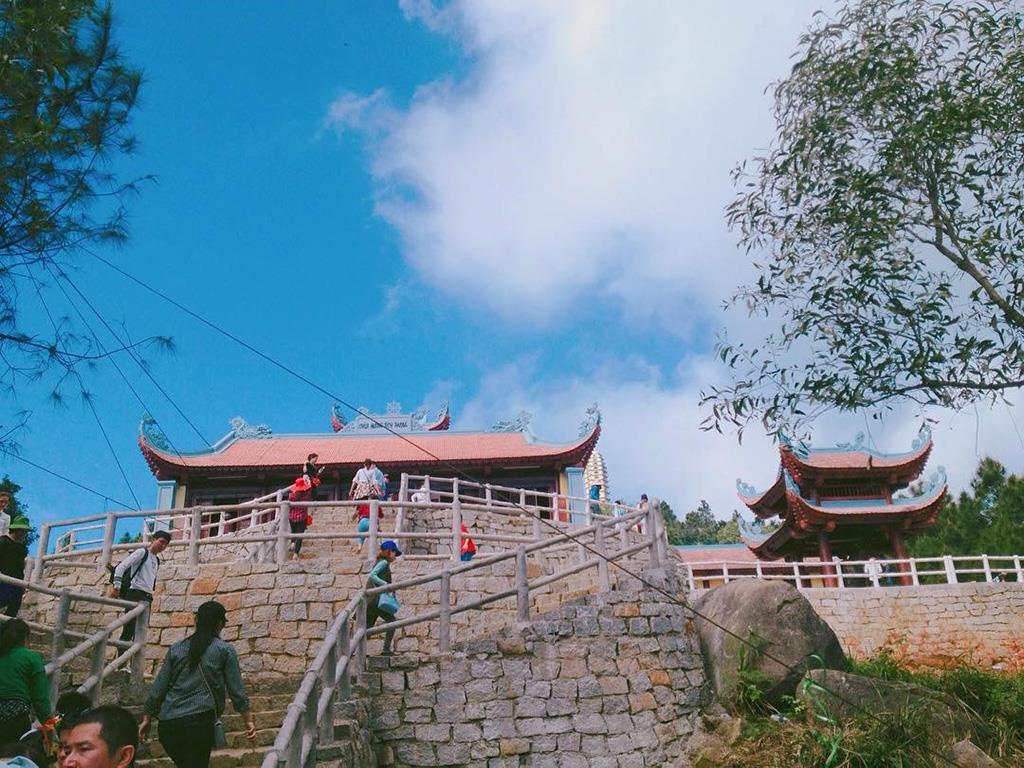 Cung Tam Bảo – Điểm nhấn của tour chùa Hương Hà Tĩnh