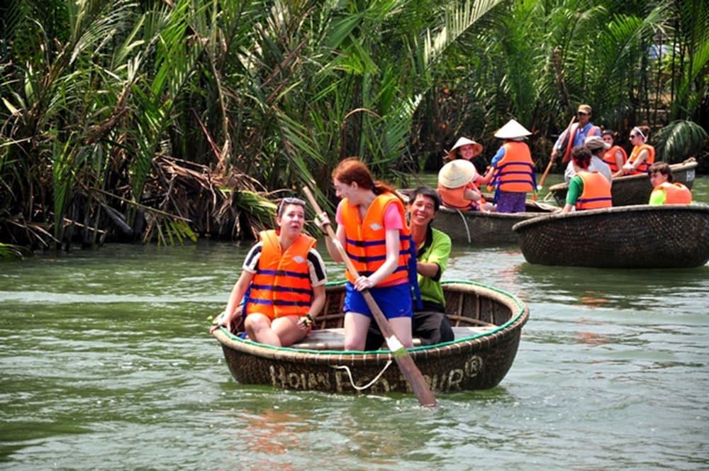 Chèo thuyền thúng ở rừng dừa Bảy Mẫu Hội An