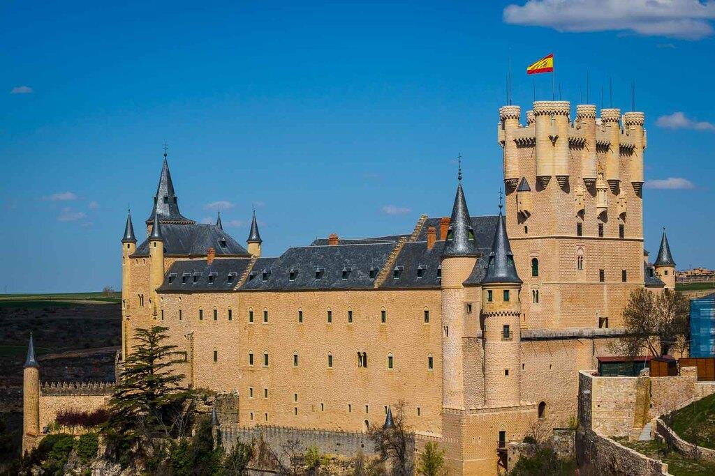 + Lâu đài Segovia là nguồn cảm hứng cho lâu đài trong phim hoạt hình Cô bé Lọ Lem