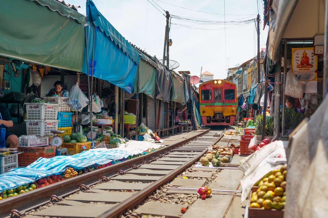 Chợ đường ray - Maeklong Railway Market