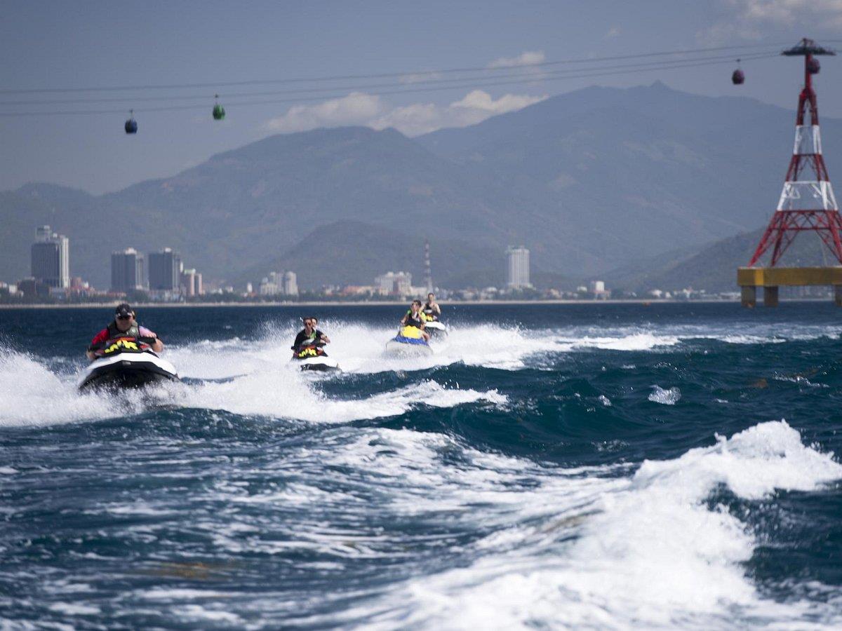 2. Jet Ski – Trò chơi dành cho team tốc độ và đam mê trên sóng biển