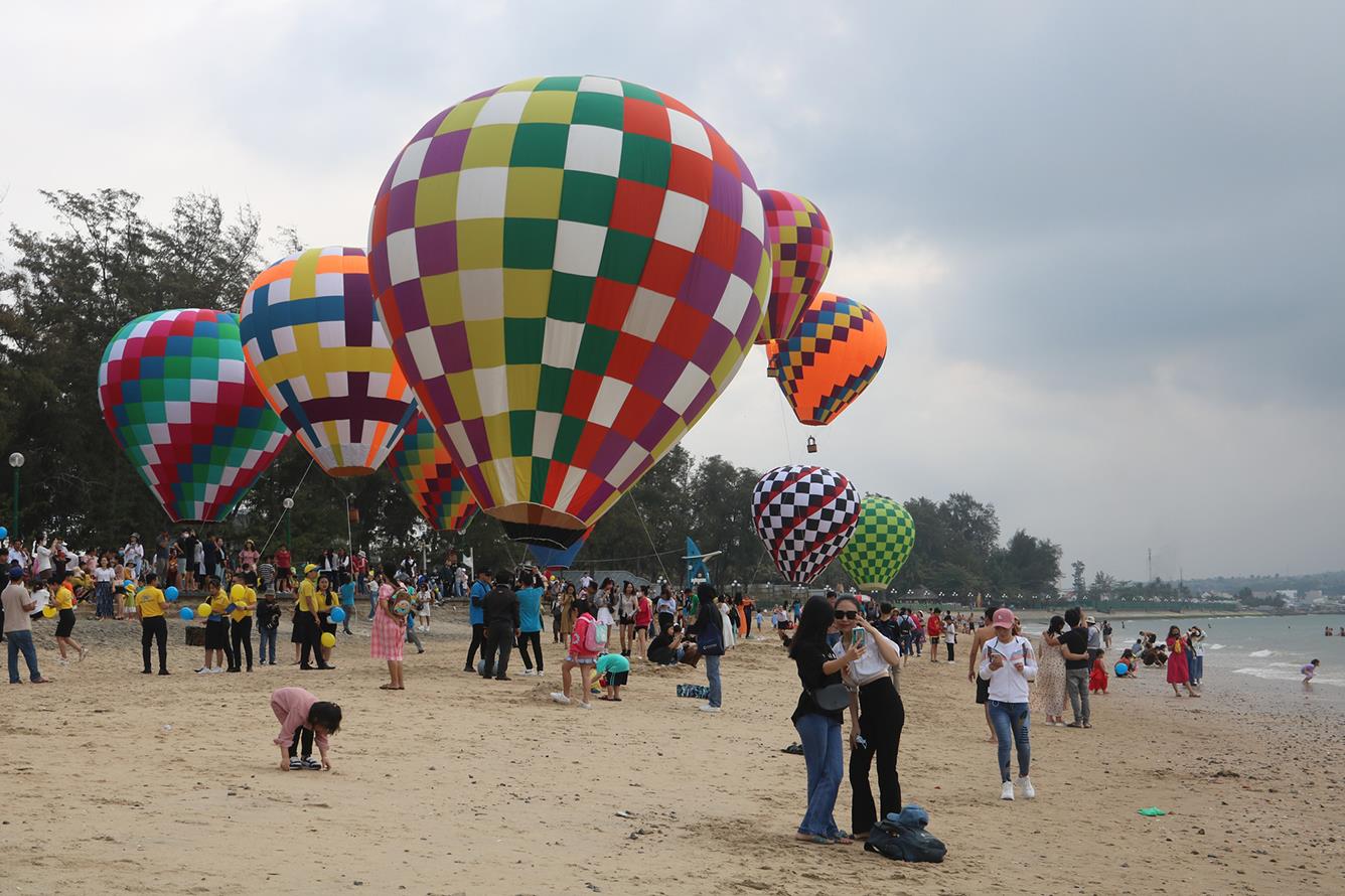 Bay khinh khí cầu ngắm thành phố Phan Thiết