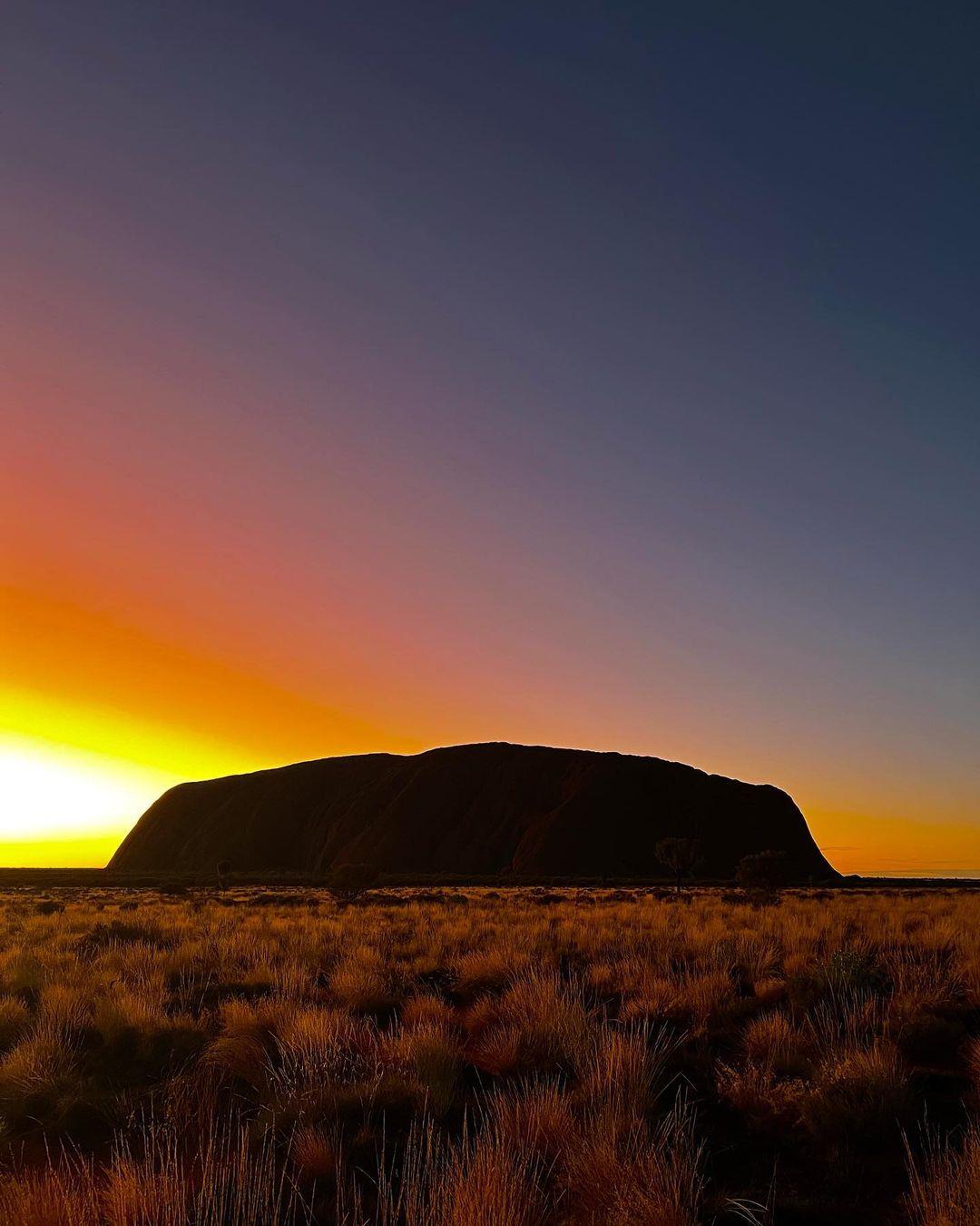 Ngắm hoàng hôn ở Uluru