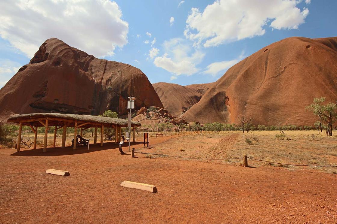 “Xâm nhập” vào căn cứ Uluru