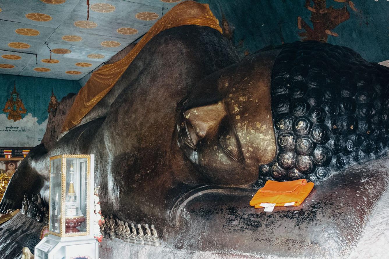 2. Viếng tượng Phật nằm tại chùa Preah Ang Thom