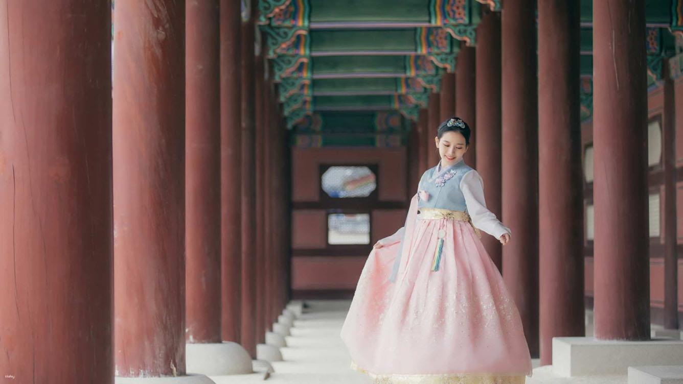 Mặc hanbok tại các cung điện
