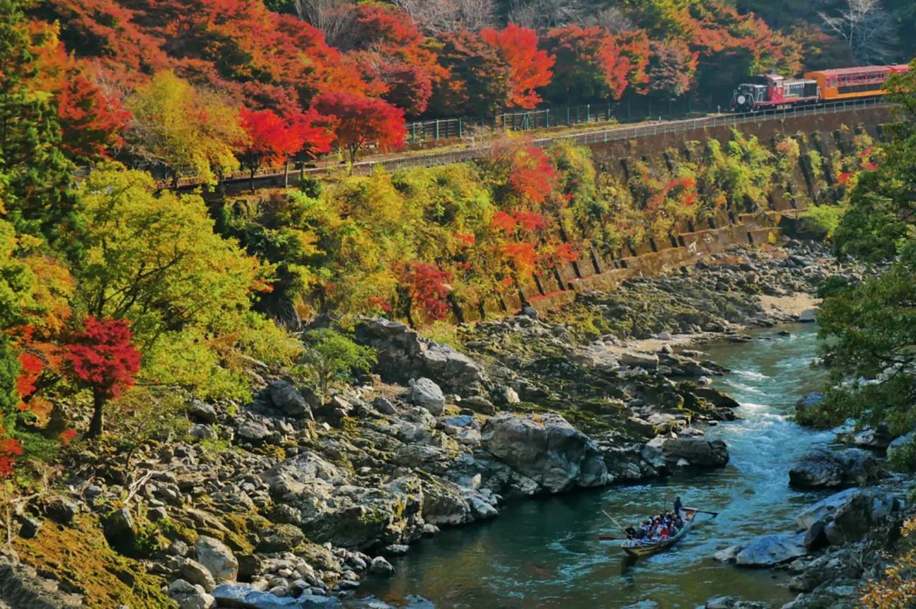 Chuyến du ngoạn trên sông Hozu Kyoto qua những ngọn đồi hoang dã ở phía Tây