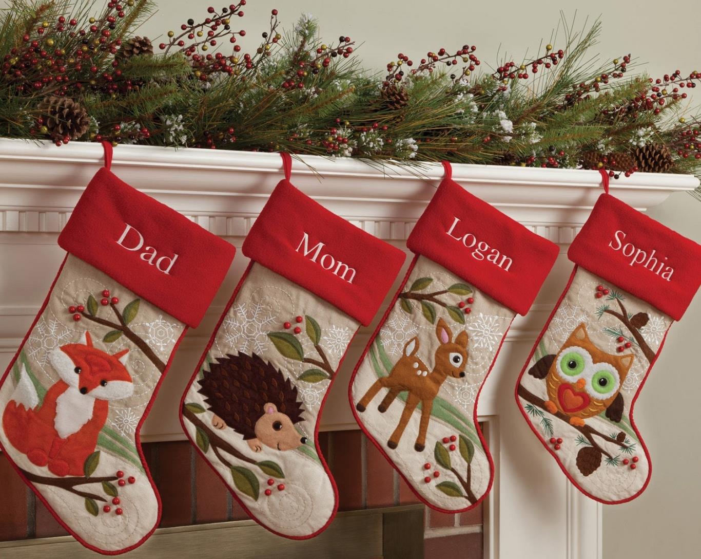 11. Tập tục tặng quà trong những chiếc bít tất (Christmas stockings)