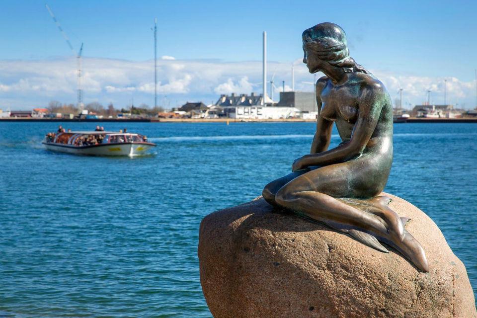 Tượng nàng tiên cá tại cảng Copenhagen