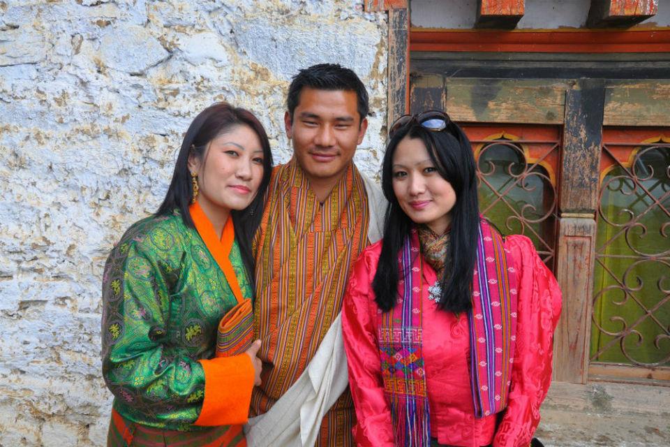 Ở đất nước Bhutan trang phục truyền thống của nam giới Bhutan là "Gho&...