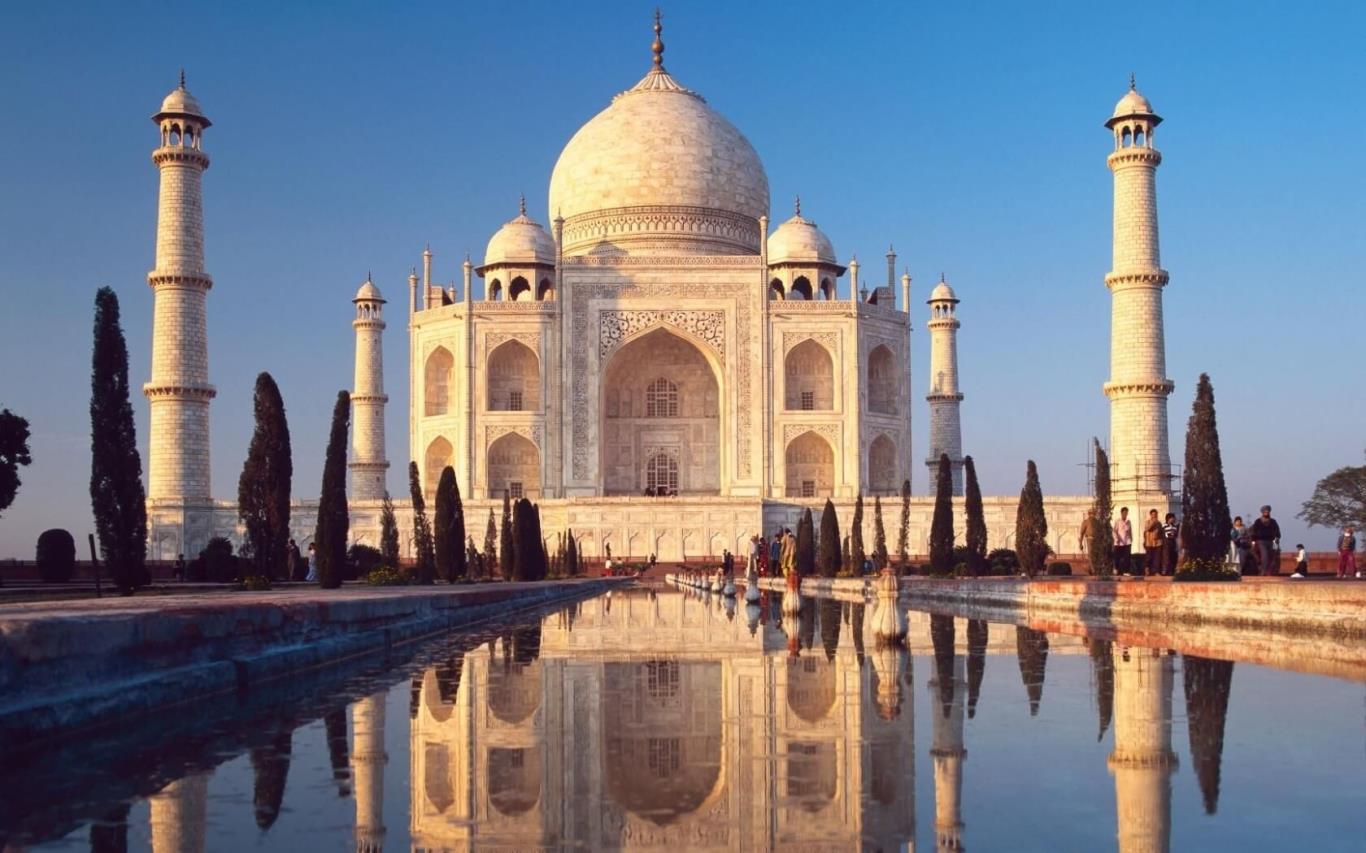 Công trình kiến trúc cổ Ấn Độ rực rỡ đầy màu sắc và độc đáo. Điều này được thể hiện trong kiến trúc tự do, màu sắc sáng tạo, và các hình chữ nhật và tam giác. Xem hình ảnh để cảm nhận nét đẹp tinh tế của Công trình kiến trúc cổ Ấn Độ.