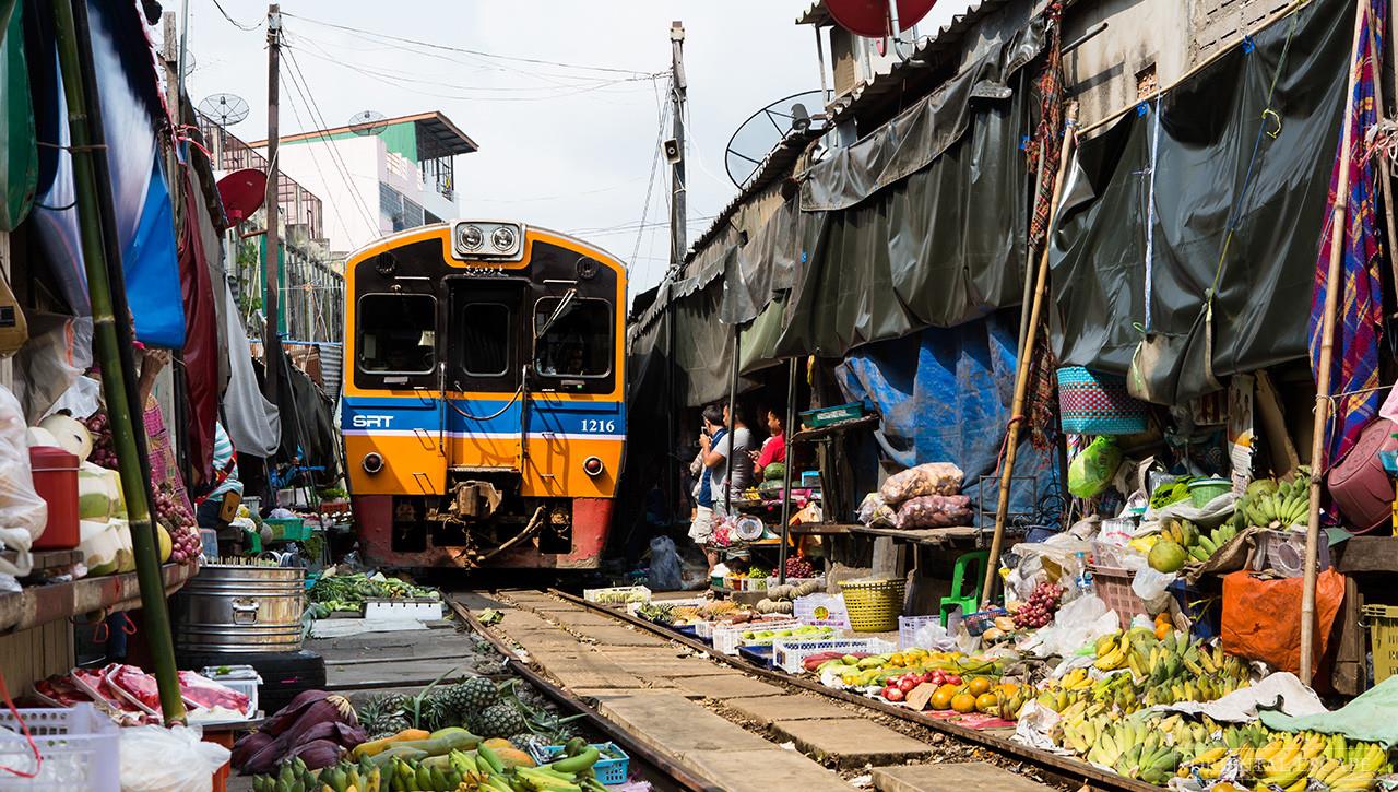 7. Khu chợ đường sắt Maeklong nổi tiếng