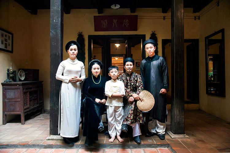 Gia đình trung lưu Hà Nội: Hãy khám phá cuộc sống của một gia đình trung lưu Hà Nội với những giá trị văn hóa truyền thống kết hợp với phong cách sống hiện đại. Đó là câu chuyện về một gia đình đầy năng lượng và sự sáng tạo trong cuộc sống.