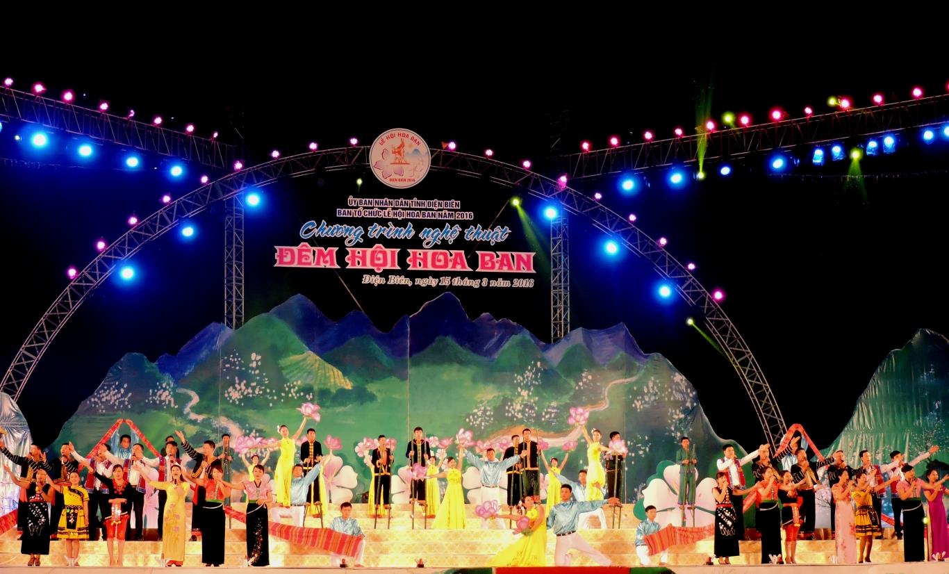 Hòa cùng lễ hội hoa ban ở Điện Biên