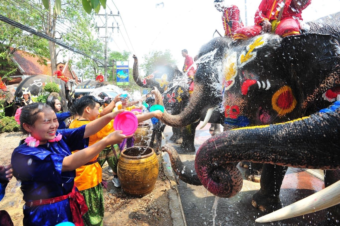 2. Tham gia lễ hội té nước Songkran