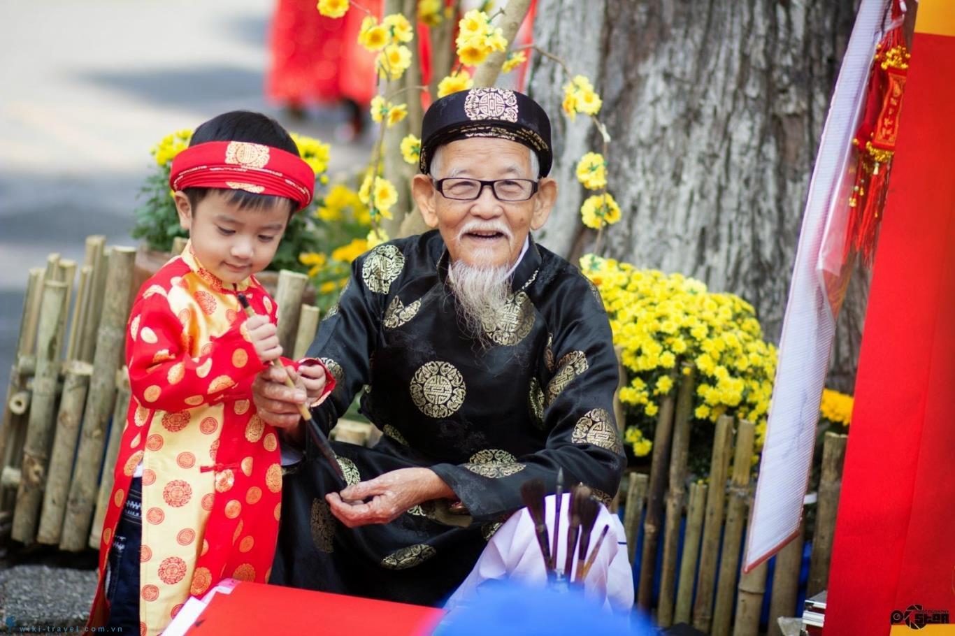 Nét đẹp Tết không chỉ đến từ những cuộc gặp gỡ, tặng quà mà còn đến từ những trang phục truyền thống và những trang trí đầy sáng tạo. Hãy cùng xem những hình ảnh để chiêm ngưỡng vẻ đẹp và sự quyến rũ của Tết Việt Nam.